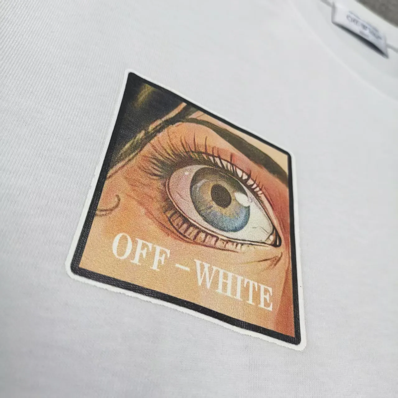 The top proven version OFF-WHI* 25SS new printed short-sleeves, loose fit, the same style for male and female couples stars. American designer Virgil Abloh founded the luxury street brand Off-White based on the pop culture of the younger generation. Walking between street culture and high-end fashion, contemporary elements are used to interpret youth culture, and fine workmanship is used to interpret trendy clothing. Photos, paintings and eye-catching graphic printing are all sources of inspiration for the designer. 32 counts of 260g double yarn pure cotton fabric, the printing uses Kornit digital direct injection technology, and the picture is clear. The white glue base ensures the firmness of the printing, and machine washing is stress-free - 1:1 original mold opening, ZP development, perfectly restored to the original version, produced by a large factory, not produced by a small factory on the market, fine wiring, top-notch craftsmanship, welcome to compare - A full set of customized accessories for collar labels, hang tags, and wash water labels - Exclusive logo packaging - No matter age, body shape or gender, it is very suitable for both men and women. All details are real photos, buy with confidence. Color: Black White Size: S-XL P;120
